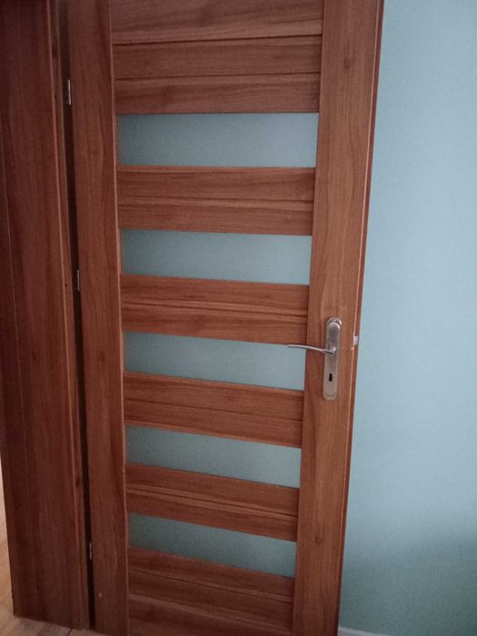 Drzwi 80 lewe i prawe z klamkami kolor orzech