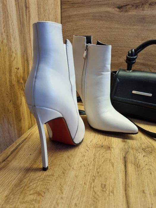 Ботильйони молочного кольору