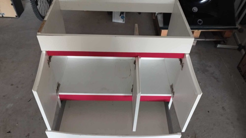 Móvel de casa de banho com alguns danos