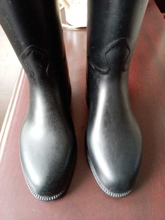 Botas de equitação + chibata.