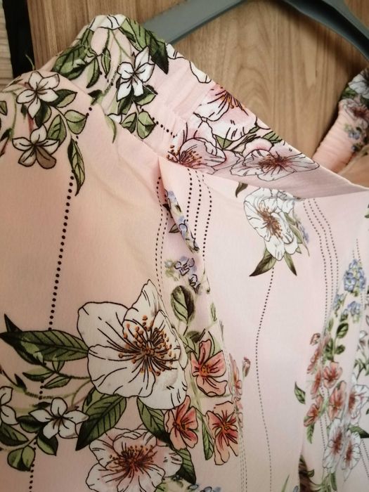 Damskie spodnie letnie,różowe, motyw kwiatowy, wysoki stan, gumka