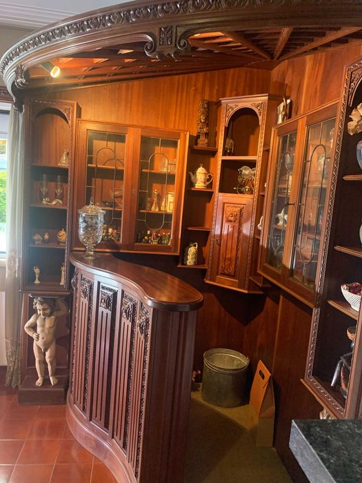 BAR DE SALA DE CANTO EM MADEIRA TALHADA COM 2 BANCOS