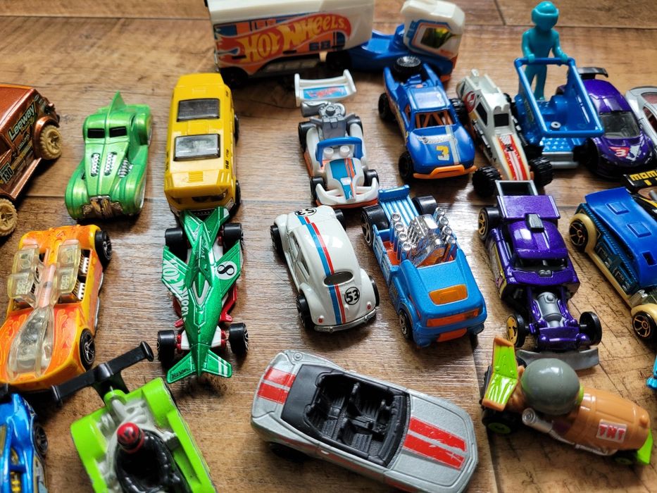 Zestaw 30 samochodów Hot Wheels