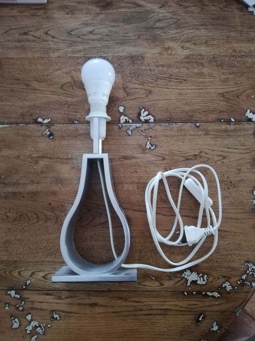 Candeeiro com lâmpada.