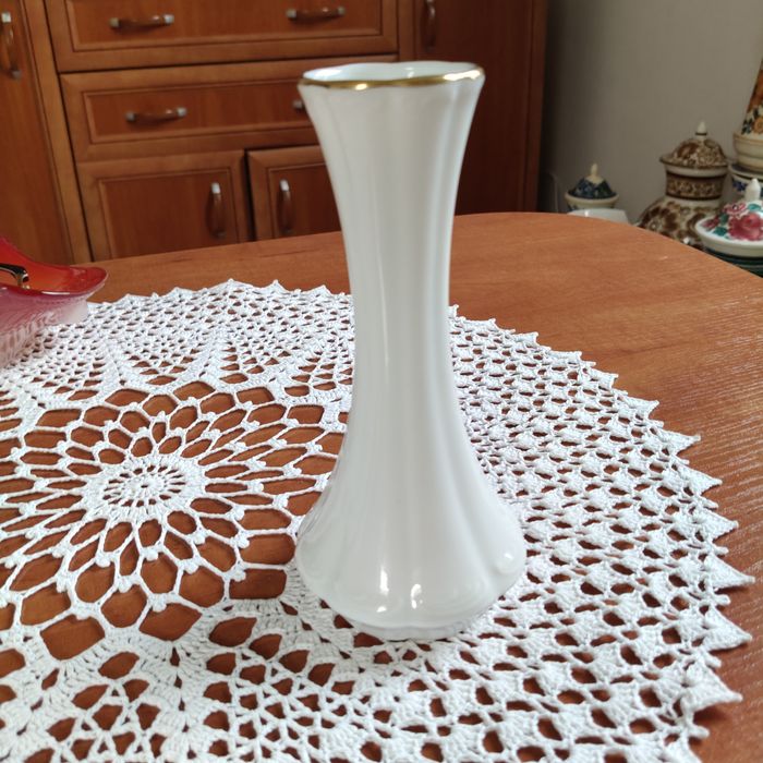 Biały porcelanowy wazonik