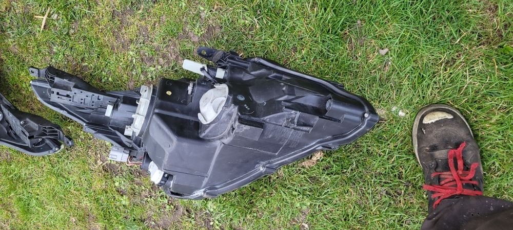 Lampa przód prawa lewa avensis t27 polift
