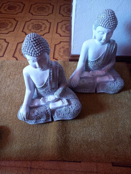 Budas brancos e prateados