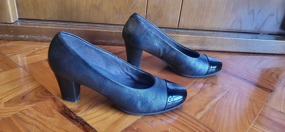Sapatos Pretos/Prateados Tam 37