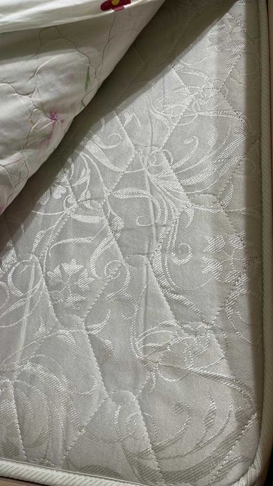 Дитяча кровать,парта , самальотік,Продаєть з матрасом Дліна 2 /80 см