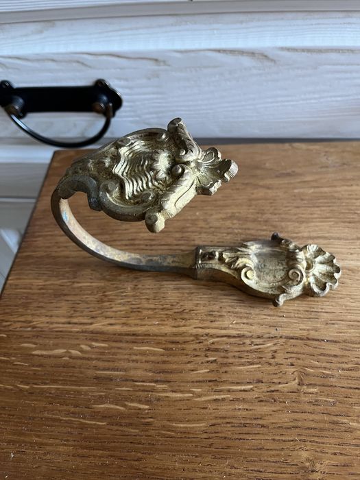 Mosiężny uchwyt ścienny w stylu rokokowym – ozdobny wspornik