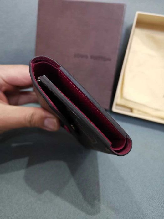 Portfel Louis Vuitton z nadrukiem w stylu vintage z czerwoną klamrą