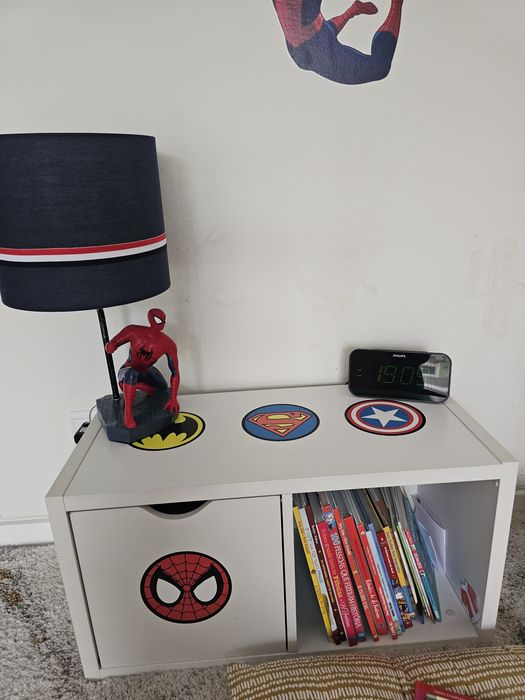 Mesa cabeceira estante Marvel