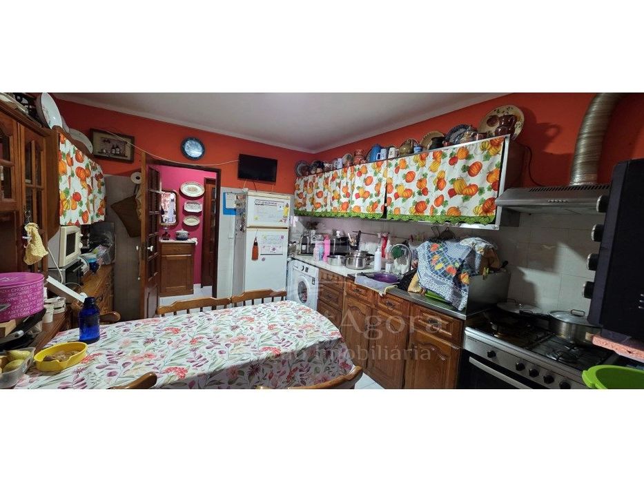 Apartamento T2 com Sótão, Varanda e Marquise - Junto a Escolas e Tr...