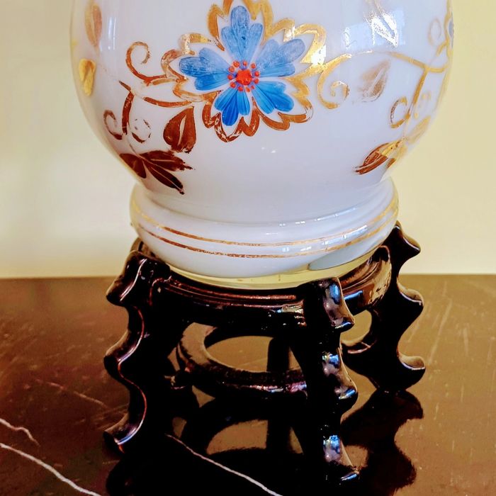 Jarra opalina branca, pintada à mão. Vintage