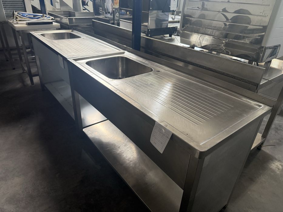 Bancada industrial com pio á esquerda e escorredouro