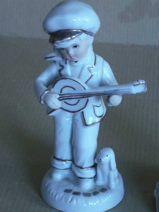 Par de crianças em porcelana