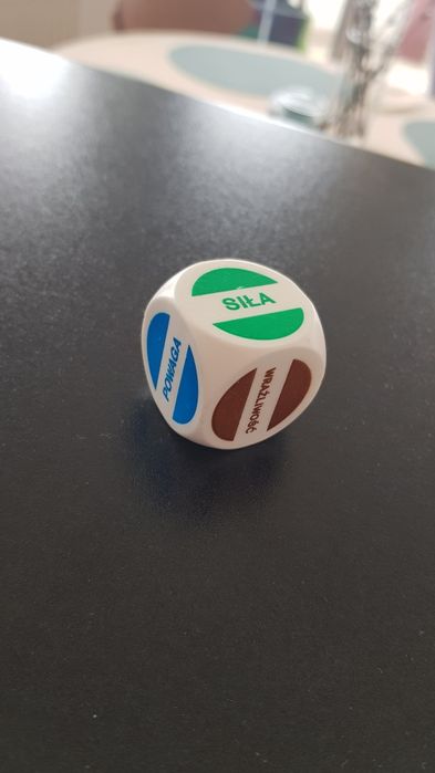 Kostka do gry siła powaga piękno mądrość