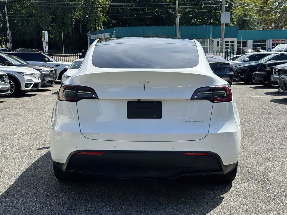 Tesla Model Y      2021