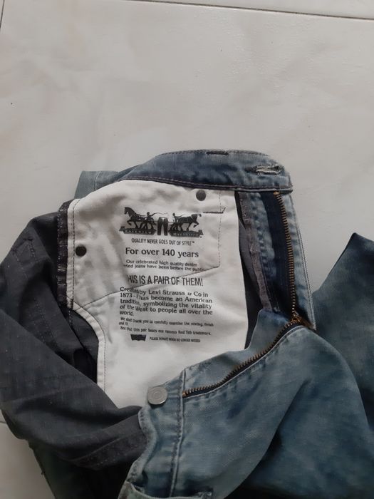 Calça de ganga manchada da Levi's