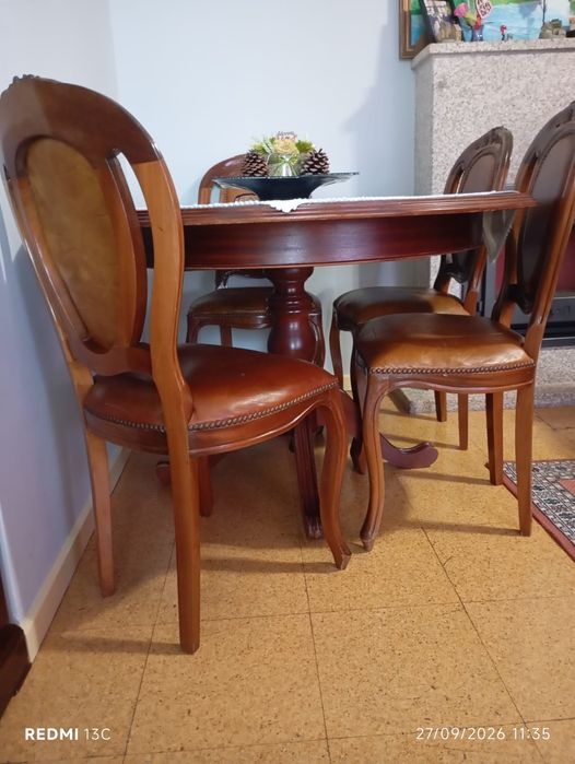 Mesa de sala com 4 cadeiras
