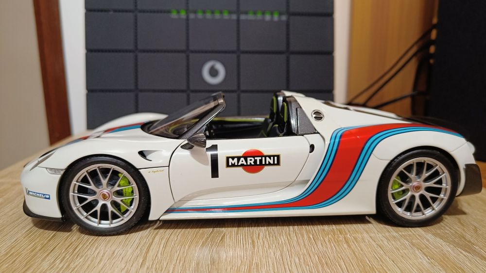 Porsche 918 Spyder "Martini" (1:18) - Minichamps