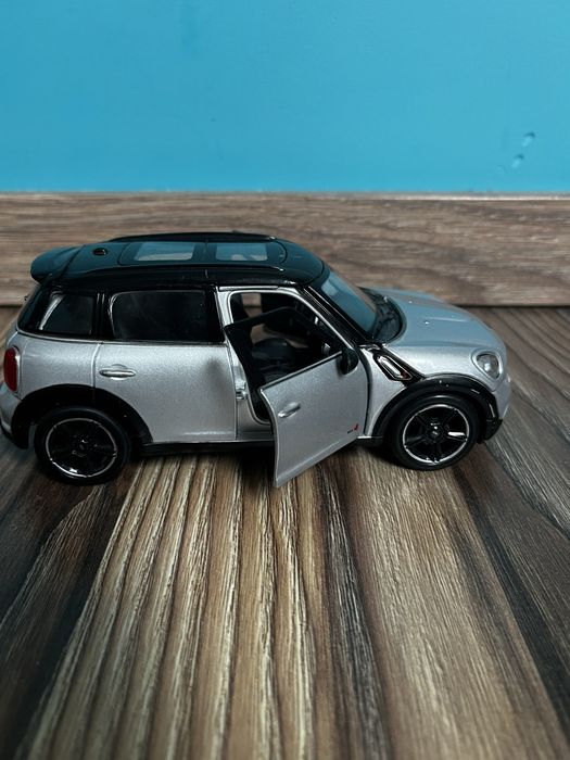Mini Cooper ALL4 samochodzik kokekcjonerski skala 1/24