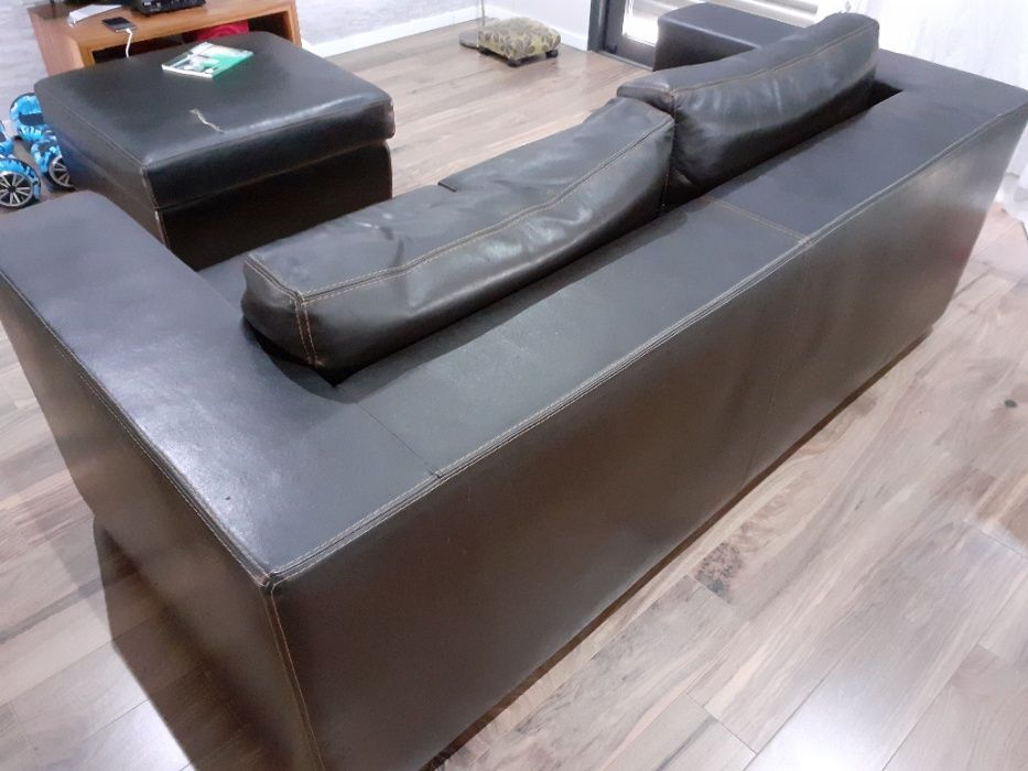 Sofá de 2 ou 3 lugares em pele castanha + complemento chaise longue