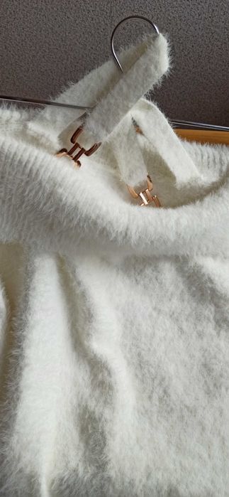 Nowy biały sweter z złotymi klamrami