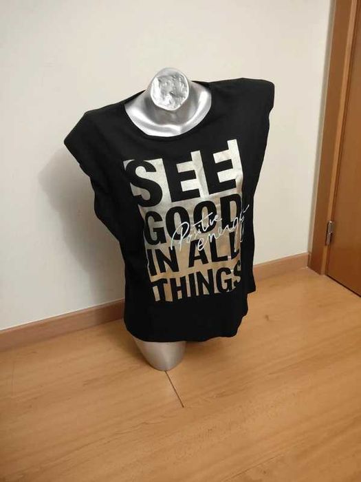 t-shirt da marca BB Co é uma peça de vestuário preta com uma estampagem metálica