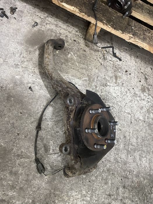 Цапфа передня передняя Nissan Navara D40 Pathfinder R51