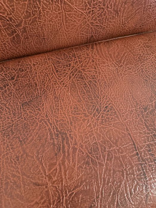 Куточок і коричневий стіл