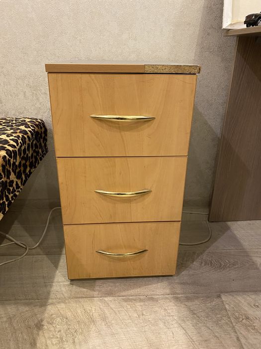 Тумбочка с выдвижными ящиками: 500 грн. - Офісні меблі Київ на Olx