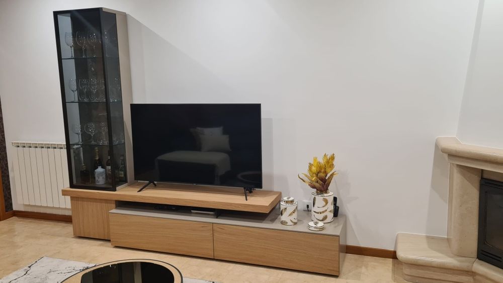 Estante de sala com vitrine e mesa de centro
P