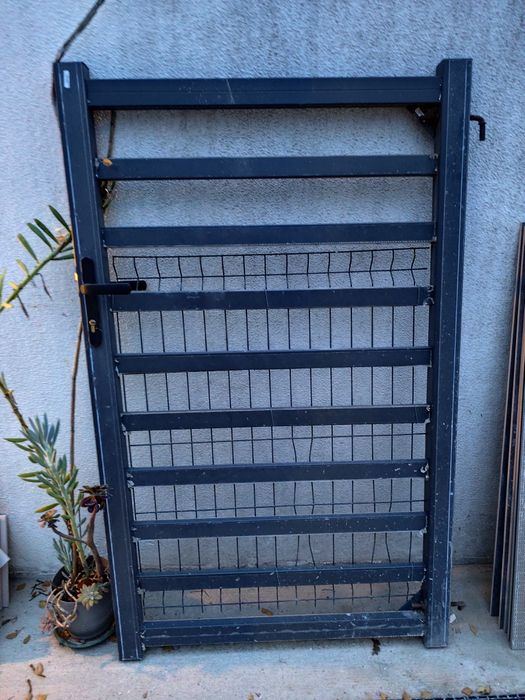 Portão de metal com chaves