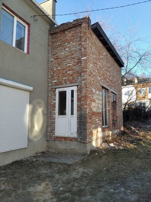 дачний будинок-ділянка= 0.15га. та будинок під магазин або житло.