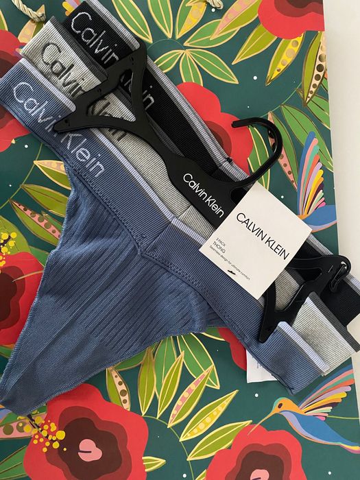 Majtki stringi Calvin Klein M Thongs 3 pak