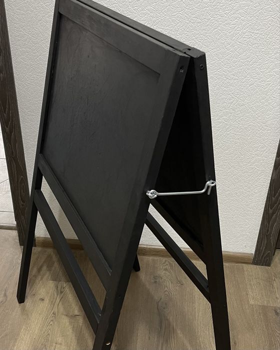 Дошка на ніжках магнітна чорна вулична