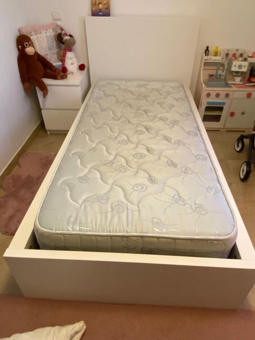 Cama de solteiro e colchão