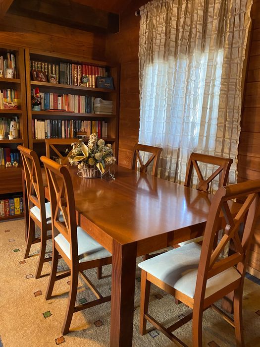 Mesa de madeira maciça, com seis cadeiras