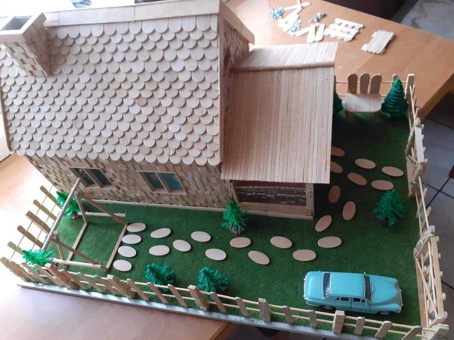 Mini domek z klamerek i patyczkòw