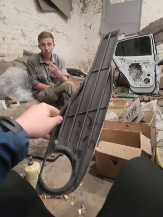 Локер правий  / Щиток пілкрилка правий   BMW F30