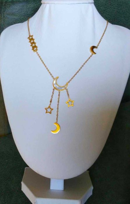 Colar Aço Dourado c/ Estrelas e Lua em Madreperola NOVO