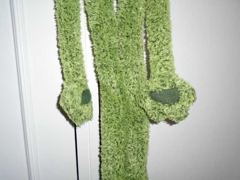 Peluche sapo comprido e engraçado