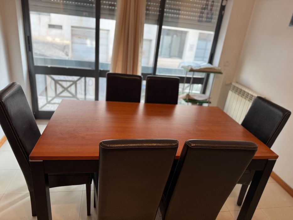 Mesa de jantar com 6 cadeiras