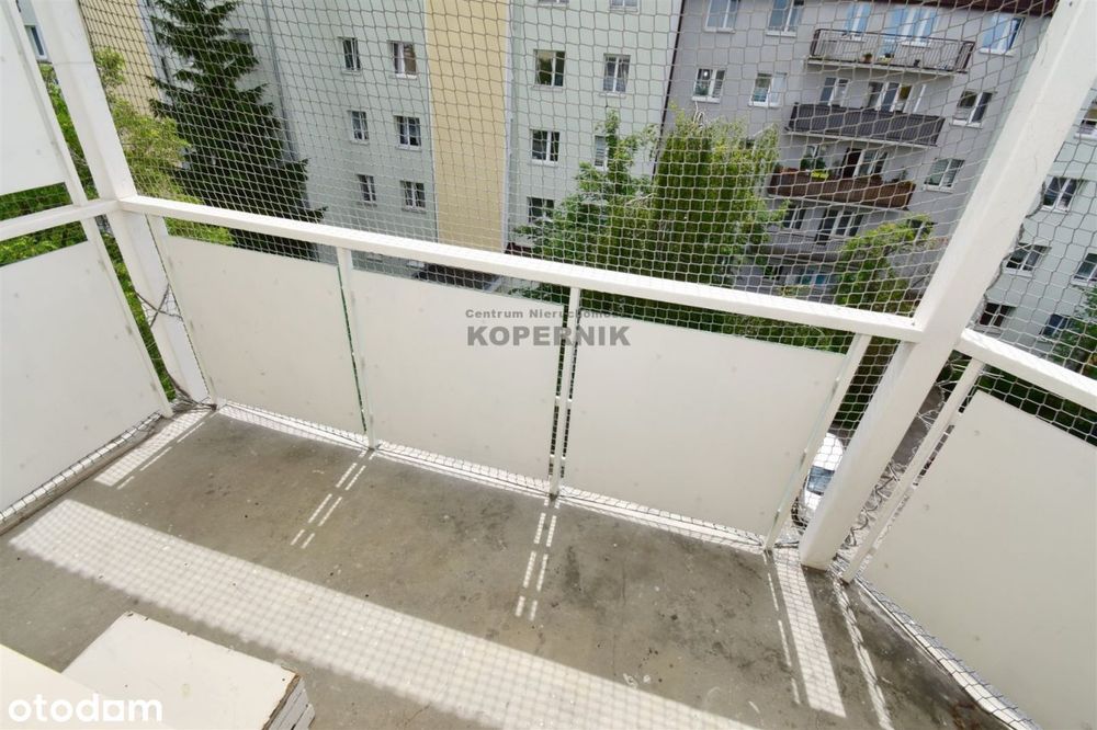 Dwa pokoje, cegła, duży balkon.