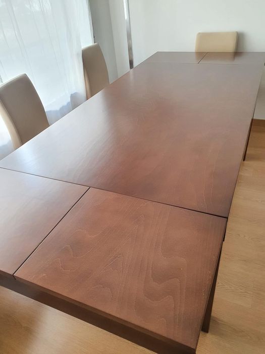 Mesa de jantar extensível em madeira