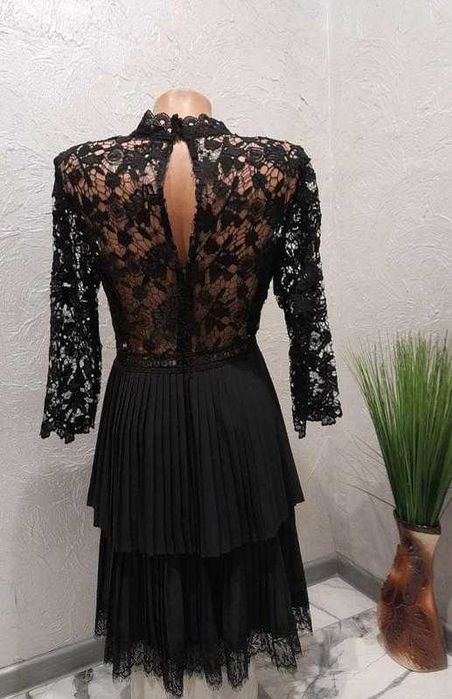 Платье кружевное; юбка плиссе; 
ZARA