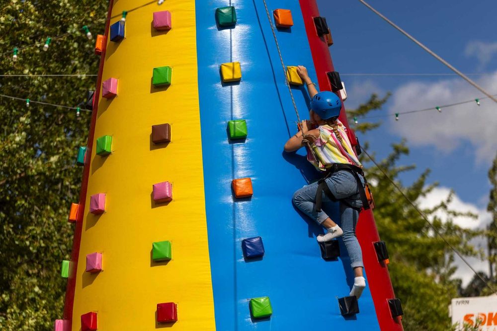 aluguer de insufláveis, torre escalada insuflável, gladiadores