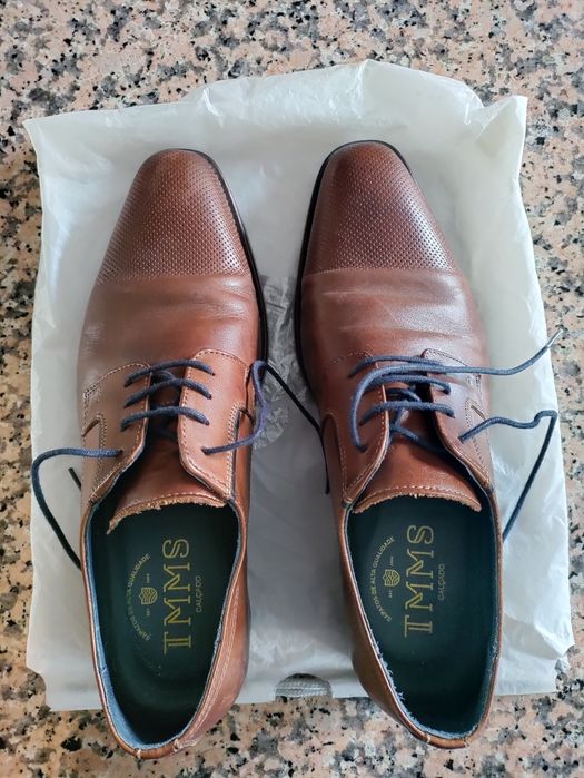 Sapatos de couro castanhos semi-novos