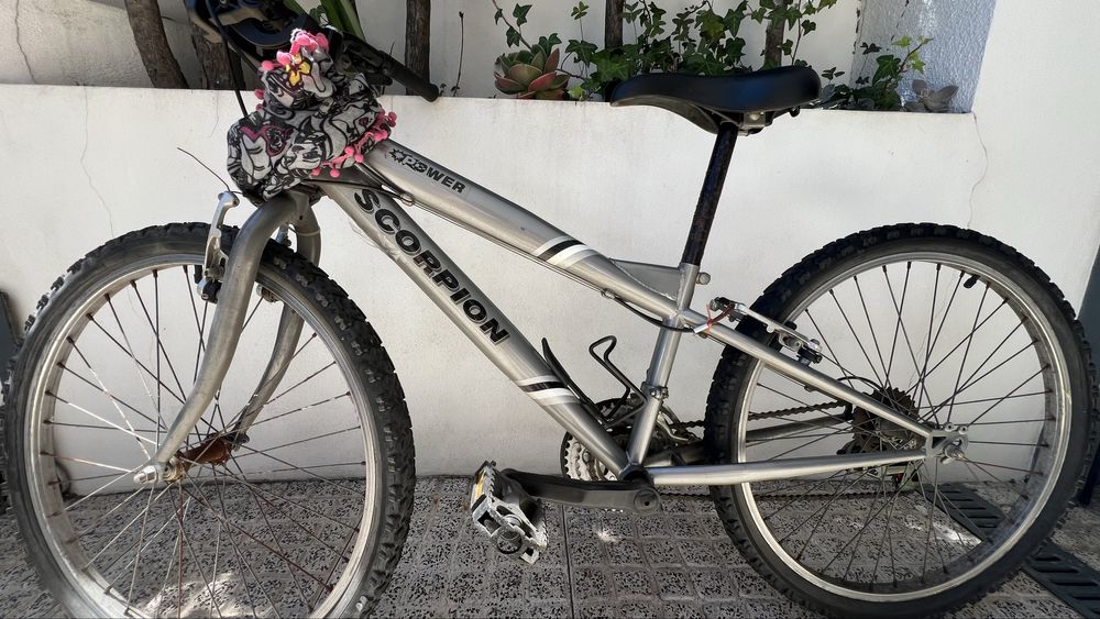 Bicicleta menina com cesto